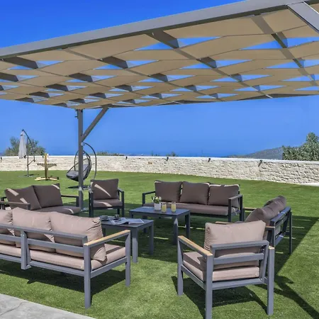 Lux Solis - With 2 Pools *