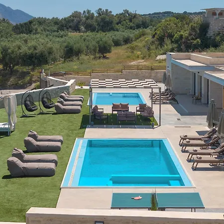 Lux Solis - With 2 Pools *